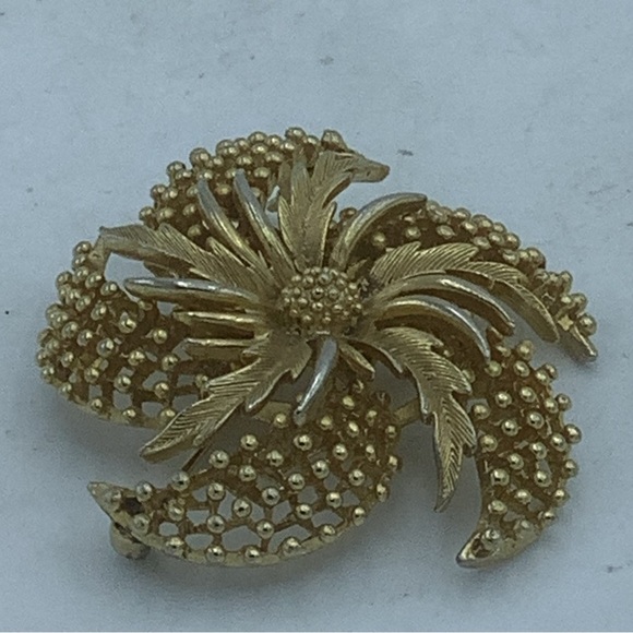 Lisner Gold-tone Starburst Flower Brooch - Picture 2 of 8